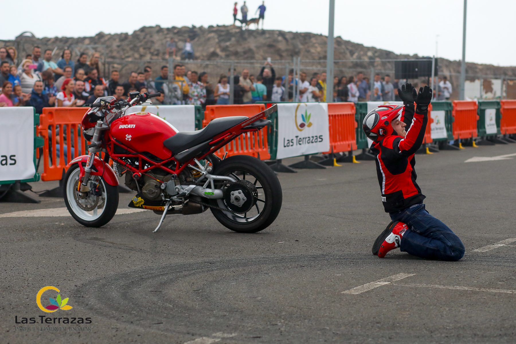 EMI_125_EMILIO_ZAMORA_DUCATI_STUNT_TEAM_MOTOR_SHOW_FESTIVAL_CENTRO_COMERCIAL_LAS_TERRAZAS_GRAN_CANARIA_ESPECTACULO_MOTO_QUAD_COCHE_DRIFT
