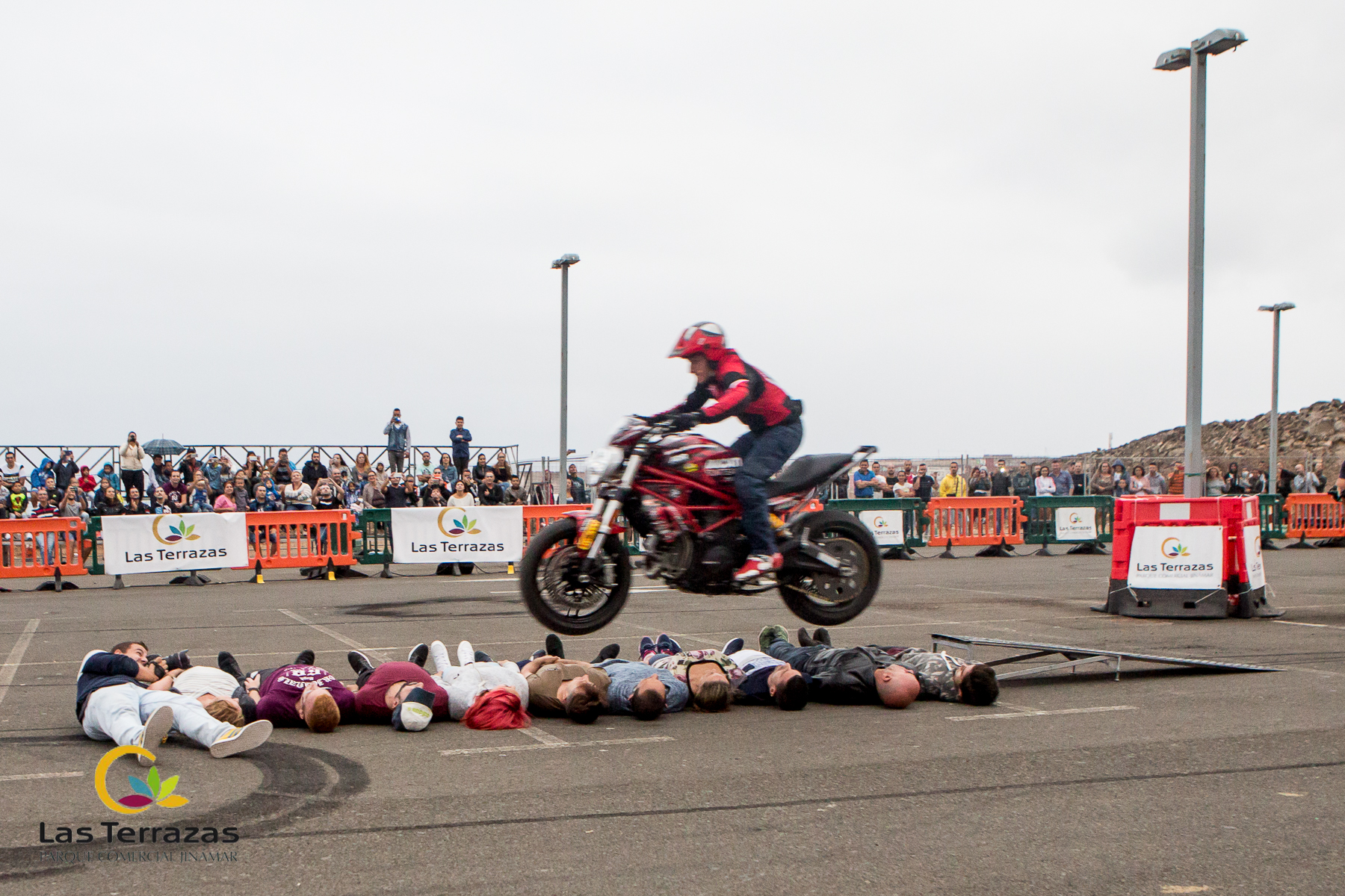 EMI_154_EMILIO_ZAMORA_DUCATI_STUNT_TEAM_MOTOR_SHOW_FESTIVAL_CENTRO_COMERCIAL_LAS_TERRAZAS_GRAN_CANARIA_ESPECTACULO_MOTO_QUAD_COCHE_DRIFT