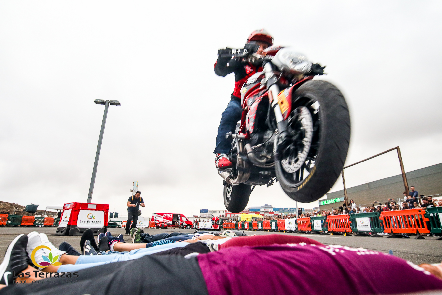 EMI_156_EMILIO_ZAMORA_DUCATI_STUNT_TEAM_MOTOR_SHOW_FESTIVAL_CENTRO_COMERCIAL_LAS_TERRAZAS_GRAN_CANARIA_ESPECTACULO_MOTO_QUAD_COCHE_DRIFT