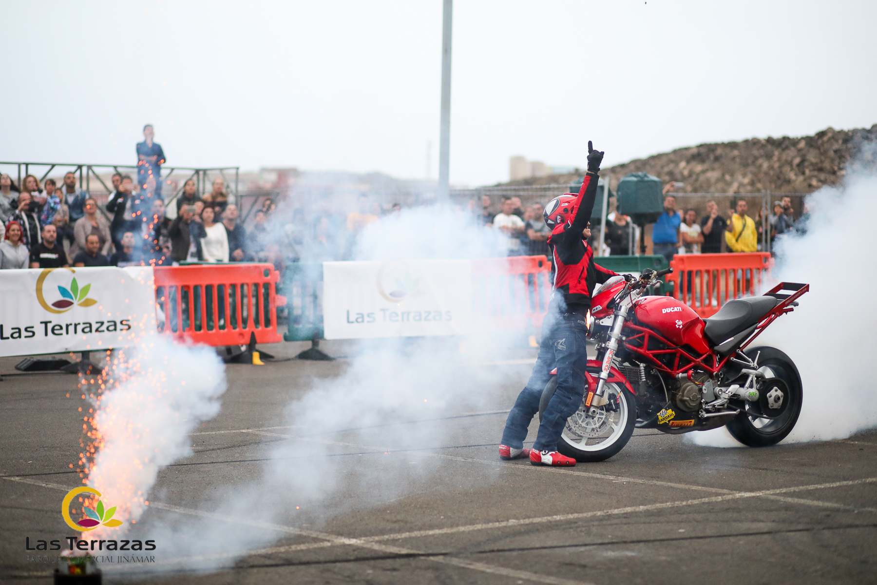 EMI_171_EMILIO_ZAMORA_DUCATI_STUNT_TEAM_MOTOR_SHOW_FESTIVAL_CENTRO_COMERCIAL_LAS_TERRAZAS_GRAN_CANARIA_ESPECTACULO_MOTO_QUAD_COCHE_DRIFT