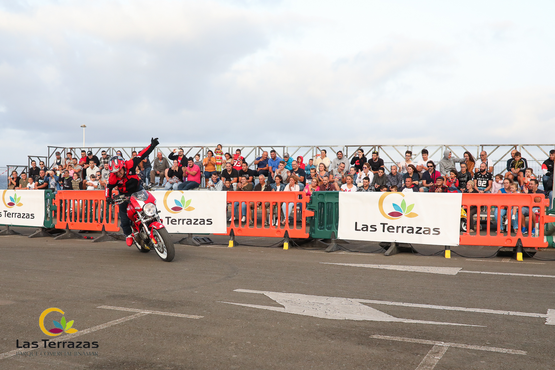 EMI_177_EMILIO_ZAMORA_DUCATI_STUNT_TEAM_MOTOR_SHOW_FESTIVAL_CENTRO_COMERCIAL_LAS_TERRAZAS_GRAN_CANARIA_ESPECTACULO_MOTO_QUAD_COCHE_DRIFT