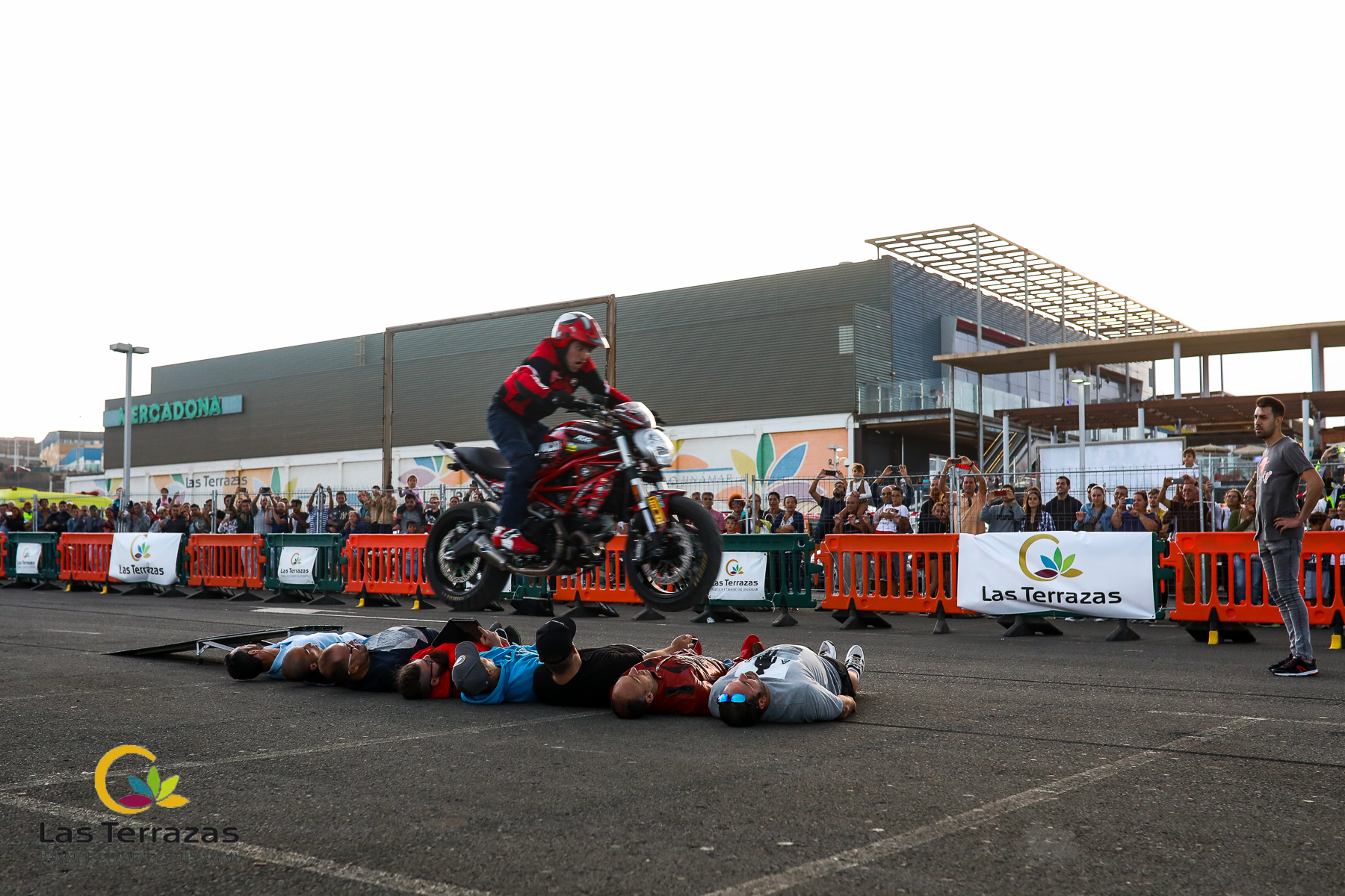 EMI_183_EMILIO_ZAMORA_DUCATI_STUNT_TEAM_MOTOR_SHOW_FESTIVAL_CENTRO_COMERCIAL_LAS_TERRAZAS_GRAN_CANARIA_ESPECTACULO_MOTO_QUAD_COCHE_DRIFT
