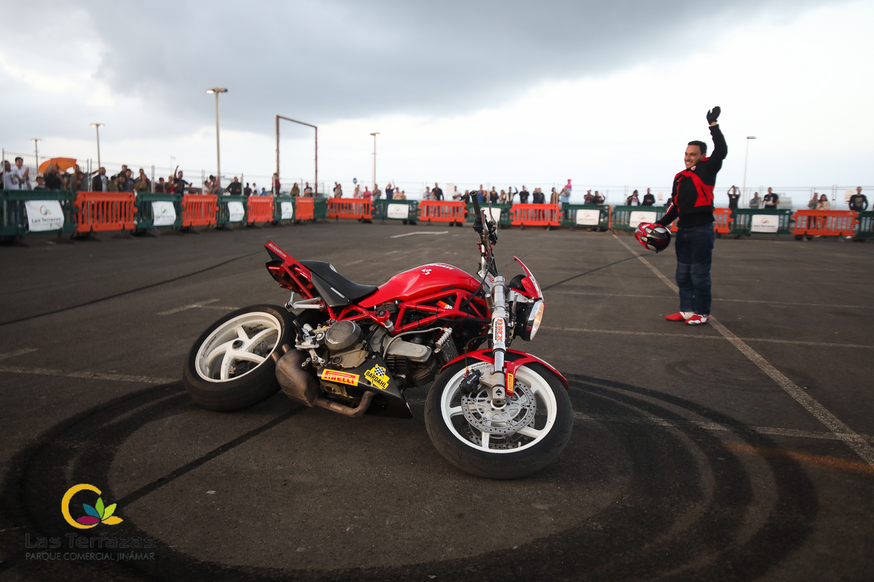 EMI_186_EMILIO_ZAMORA_DUCATI_STUNT_TEAM_MOTOR_SHOW_FESTIVAL_CENTRO_COMERCIAL_LAS_TERRAZAS_GRAN_CANARIA_ESPECTACULO_MOTO_QUAD_COCHE_DRIFT