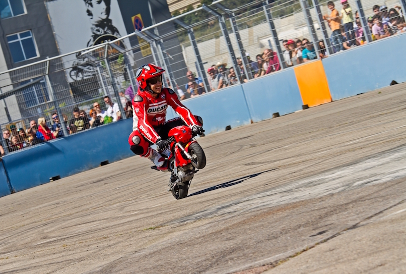 17_VALENCIA NASCAR FEST_CIRCUIT RICARDO TORMO_CHESTE_EMILIO_ZAMORA_DUCATI_STUNT_TEAM_MOTOR_SHOW_ESPECTACULO_MOTO_PANIGALE_MONSTER_XDIAVEL_DRIFT_BURNOUT_WHEELIE_STOPPIE_LEGEND CAR_2017