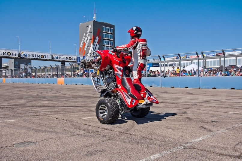 22_VALENCIA NASCAR FEST_CIRCUIT RICARDO TORMO_CHESTE_EMILIO_ZAMORA_DUCATI_STUNT_TEAM_MOTOR_SHOW_ESPECTACULO_MOTO_PANIGALE_MONSTER_XDIAVEL_DRIFT_BURNOUT_WHEELIE_STOPPIE_LEGEND CAR_2017