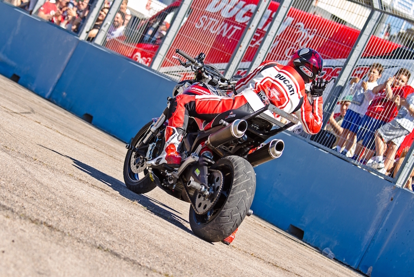 42_VALENCIA NASCAR FEST_CIRCUIT RICARDO TORMO_CHESTE_EMILIO_ZAMORA_DUCATI_STUNT_TEAM_MOTOR_SHOW_ESPECTACULO_MOTO_PANIGALE_MONSTER_XDIAVEL_DRIFT_BURNOUT_WHEELIE_STOPPIE_LEGEND CAR_2017