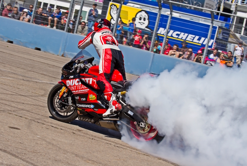 49_VALENCIA NASCAR FEST_CIRCUIT RICARDO TORMO_CHESTE_EMILIO_ZAMORA_DUCATI_STUNT_TEAM_MOTOR_SHOW_ESPECTACULO_MOTO_PANIGALE_MONSTER_XDIAVEL_DRIFT_BURNOUT_WHEELIE_STOPPIE_LEGEND CAR_2017