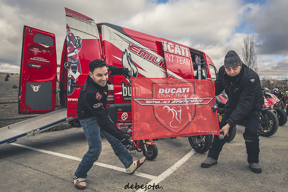 EMILIO_ZAMORA_DUCATI_STUNT_MOTOR_SHOW_FREESTYLE_MOTORBIKE_LA_LEYENDA_CONTINUA_SEPULVEDA_TEAM_FLAG_FRIENDS_RED_SMILE_ENJOY_STICKERS_PEGATINAS_FELIZ_EXPRESARTE_MOTO_1