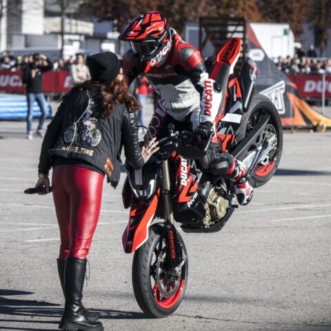 EICMA2023_MOTOCICLISMO_FERIA_MOTOR_DUCATISTUNTTEAM_EMILIOZAMORA_EXHIBICION_13