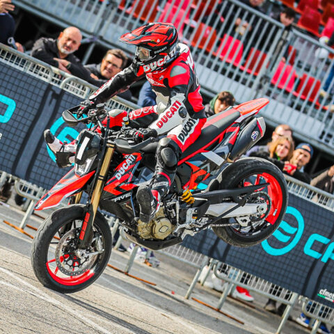 EICMA2023_MOTOCICLISMO_FERIA_MOTOR_DUCATISTUNTTEAM_EMILIOZAMORA_EXHIBICION_DUCATI2