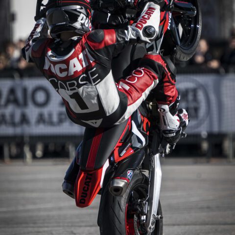 EICMA2023_MOTOCICLISMO_FERIA_MOTOR_DUCATISTUNTTEAM_EMILIOZAMORA_EXHIBICION_DUCATI25