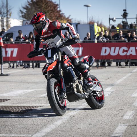 EICMA2023_MOTOCICLISMO_FERIA_MOTOR_DUCATISTUNTTEAM_EMILIOZAMORA_EXHIBICION_DUCATI3