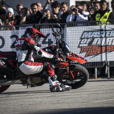 EICMA2023_MOTOCICLISMO_FERIA_MOTOR_DUCATISTUNTTEAM_EMILIOZAMORA_EXHIBICION_DUCATI50