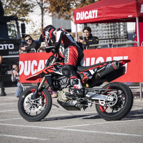 EICMA2023_MOTOCICLISMO_FERIA_MOTOR_DUCATISTUNTTEAM_EMILIOZAMORA_EXHIBICION_DUCATI8