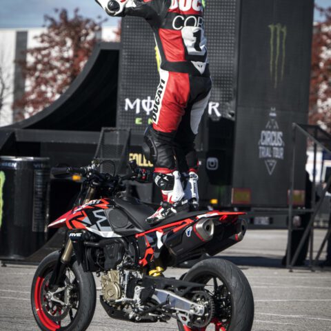 EICMA2023_MOTOCICLISMO_FERIA_MOTOR_DUCATISTUNTTEAM_EMILIOZAMORA_EXHIBICION_DUCATI95