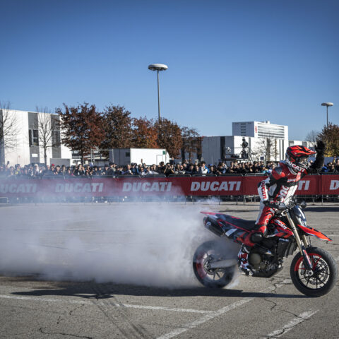 EICMA_2023_MOTOCICLISMO_FERIA_MOTOR_DUCATISTUNTTEAM_EMILIOZAMORA_EXHIBICIONES_DUCATIHYPERMOTARD23